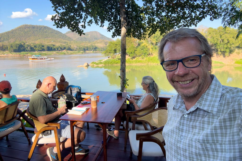 JoMaTo in Luang Prabang wo Mekong und Nam Khan River zusammenfliessen