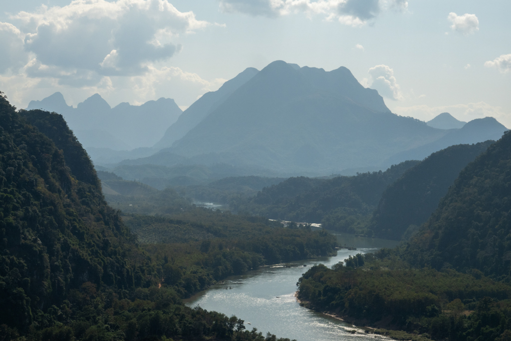 Der Nam Ou River schlängelt sich durch die Landschaft