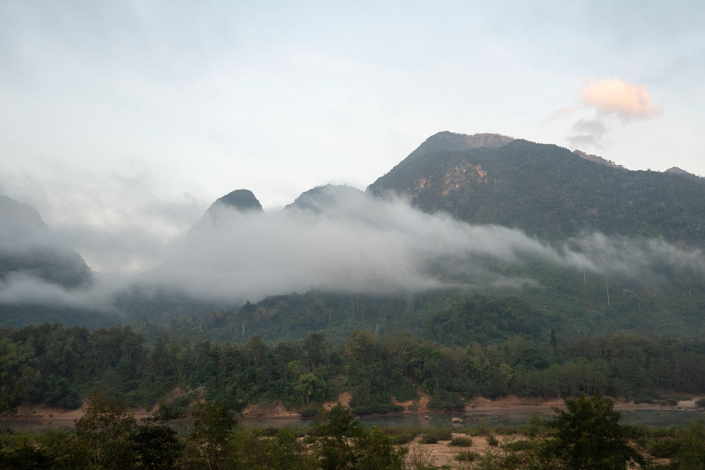 Morgennebel entlang der Berge am Fluss....