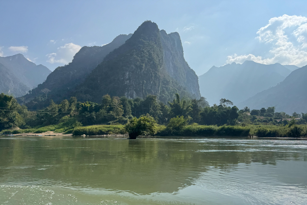 Steile Karstberge entlang des Flusses