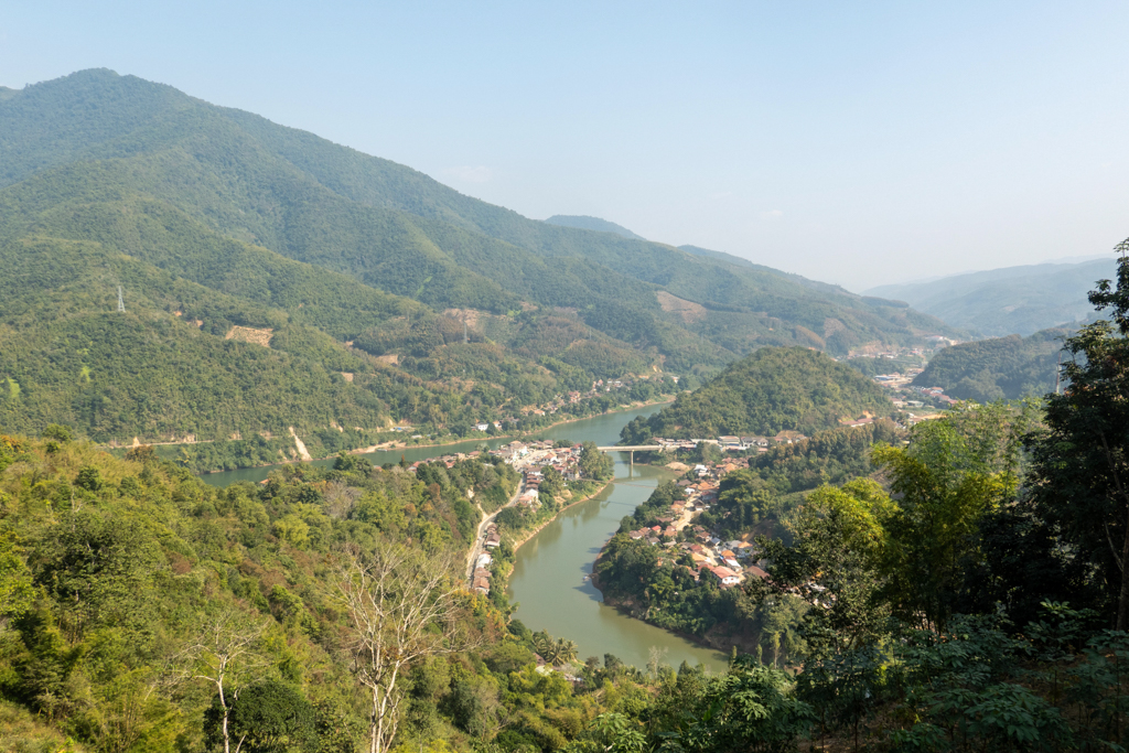 Blick auf Muang Khua vom Aussichtspunkt aus