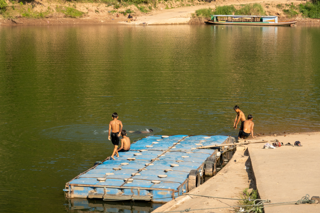 Kinder spielen am Bootsanleger von Muang Khua