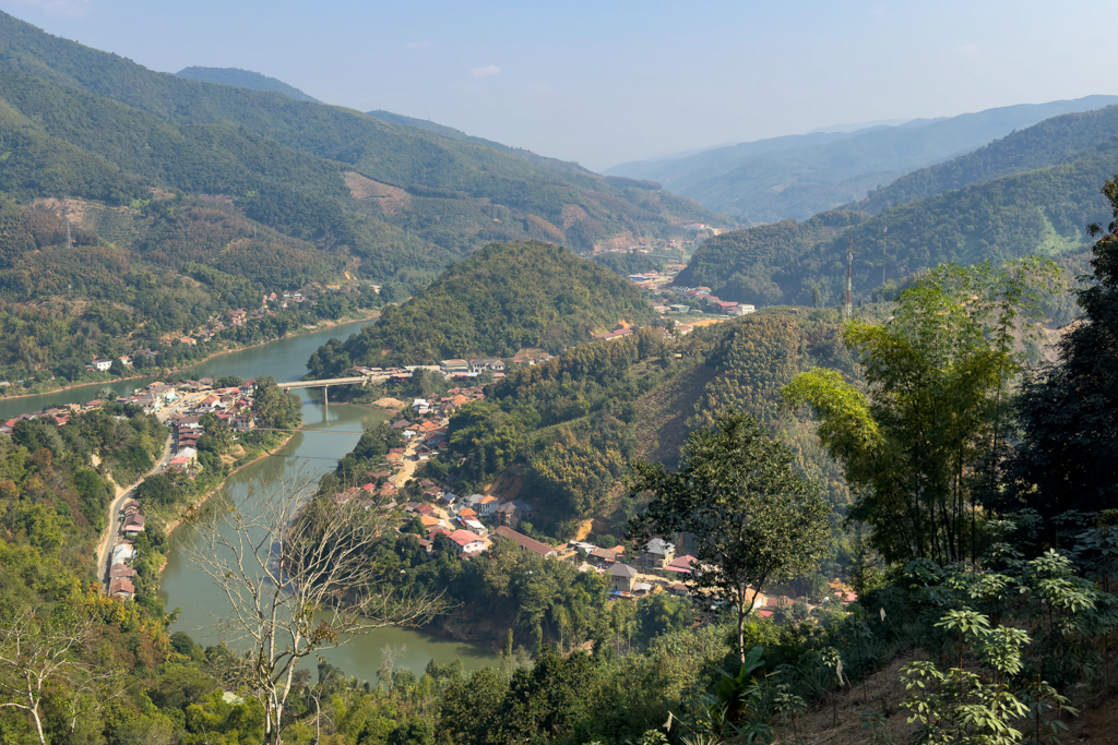 Blick auf Muang Khua vom Aussichtspunkt aus