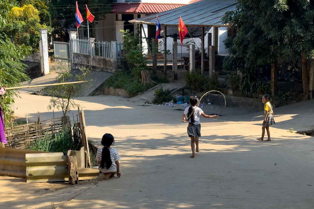 kleine Mädchen spielen Springseil auf der Strasse