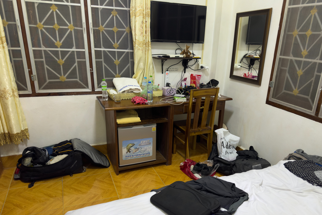 Unser Zimmer in Muang Khua. Ma's Amden Tüte ist immer mit dabei :-)