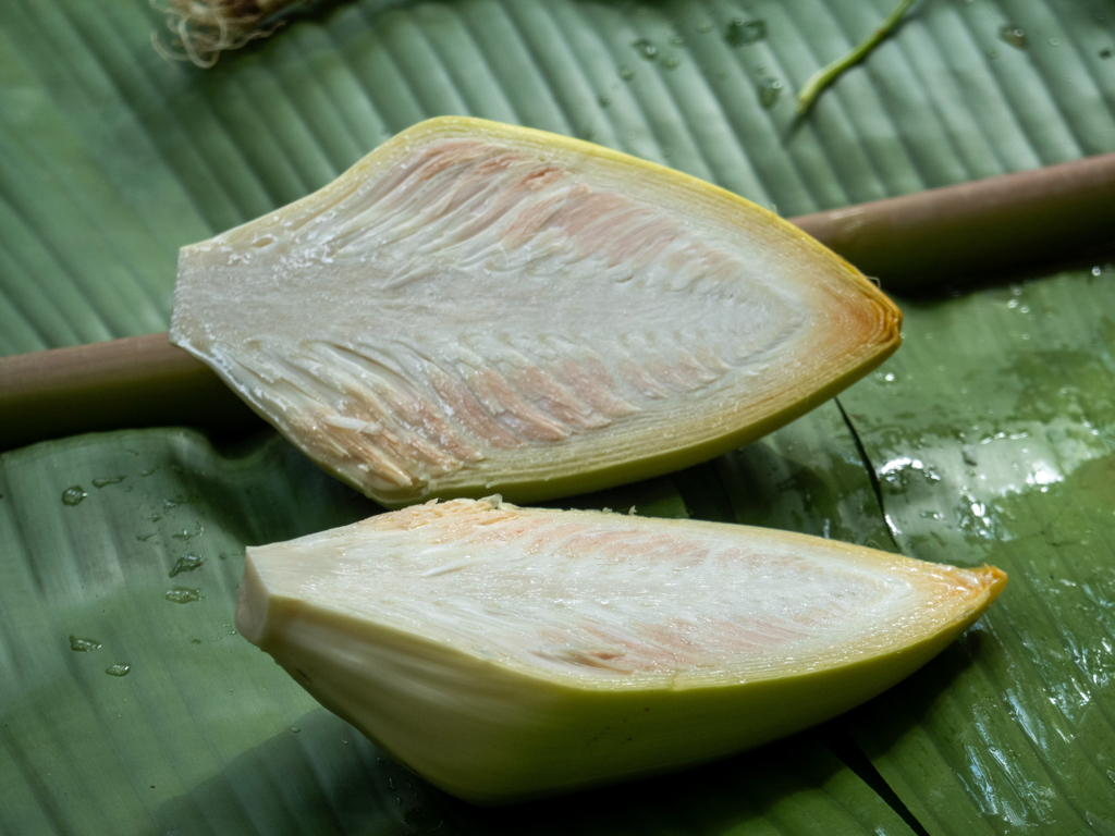 genauso frische Bananenblüten kommen als weitere Zutat mit ins Essen