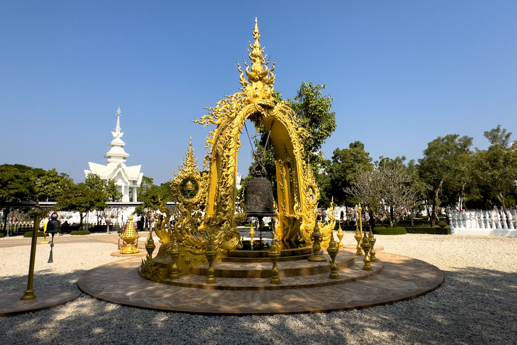 Ein goldener Glockenturm