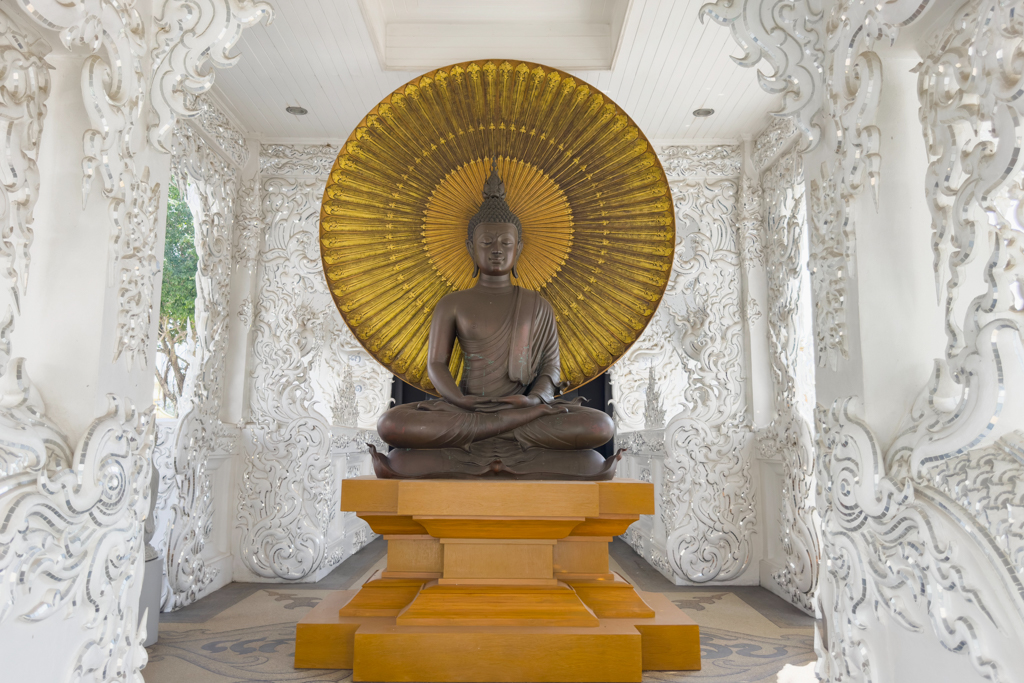 was für ein Kontrast in all der weissen Pracht: Schlichter Buddha in der Kapelle