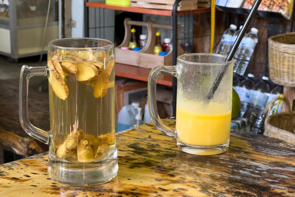 Für ma ein Mango Lassie ( Mangoo Joghurt Getränk) Für Jo einen grossen Humpen heissen Ingvertee