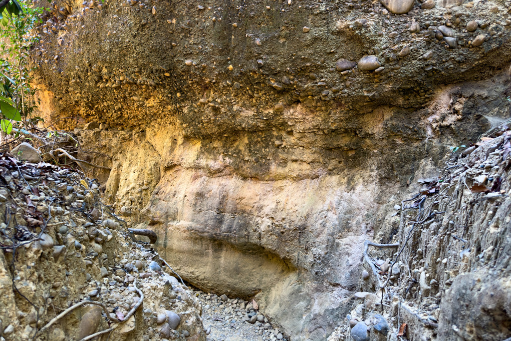 das kleine ausgewaschene Flussbett. Auch hier sehen wir die unterschiedlichen Gesteinsschichten