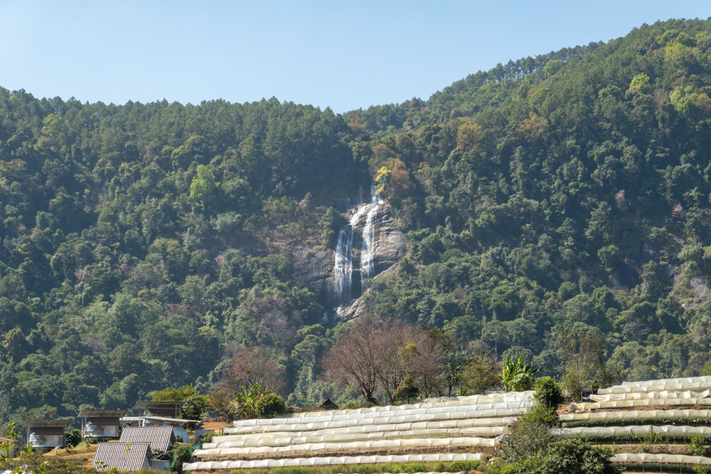 Während der weiteren Fahrt. Ein Wasserfall in der Ferne