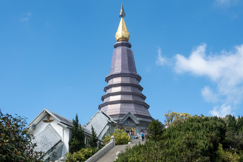 die goldene Spitze einer Pagode glänzt im Sonnenlicht. Die Pagoden wurden zum 60. Thronjubiläum des alten Königspaares erbaut