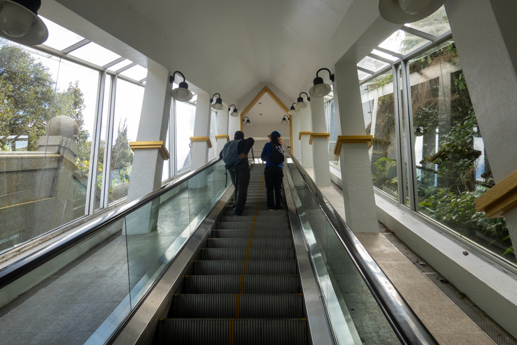 gemütlich fahren wir mit der Rolltreppe bis zur Pagode hinauf