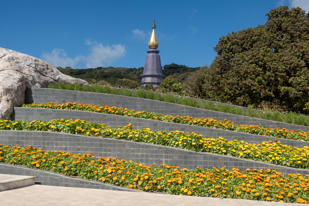 nur die goldene Turmspitze ragt über die Gartenanlage hinaus. Wir stehen auf dem Vorplatz der Königspagode