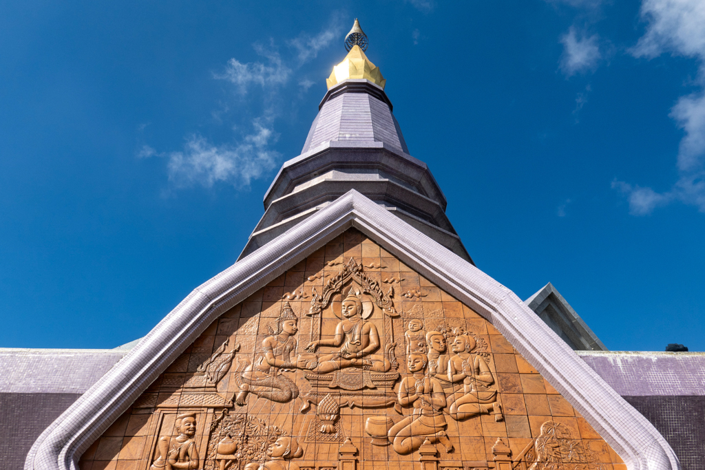 wir stehen vor der Königinnenpagode