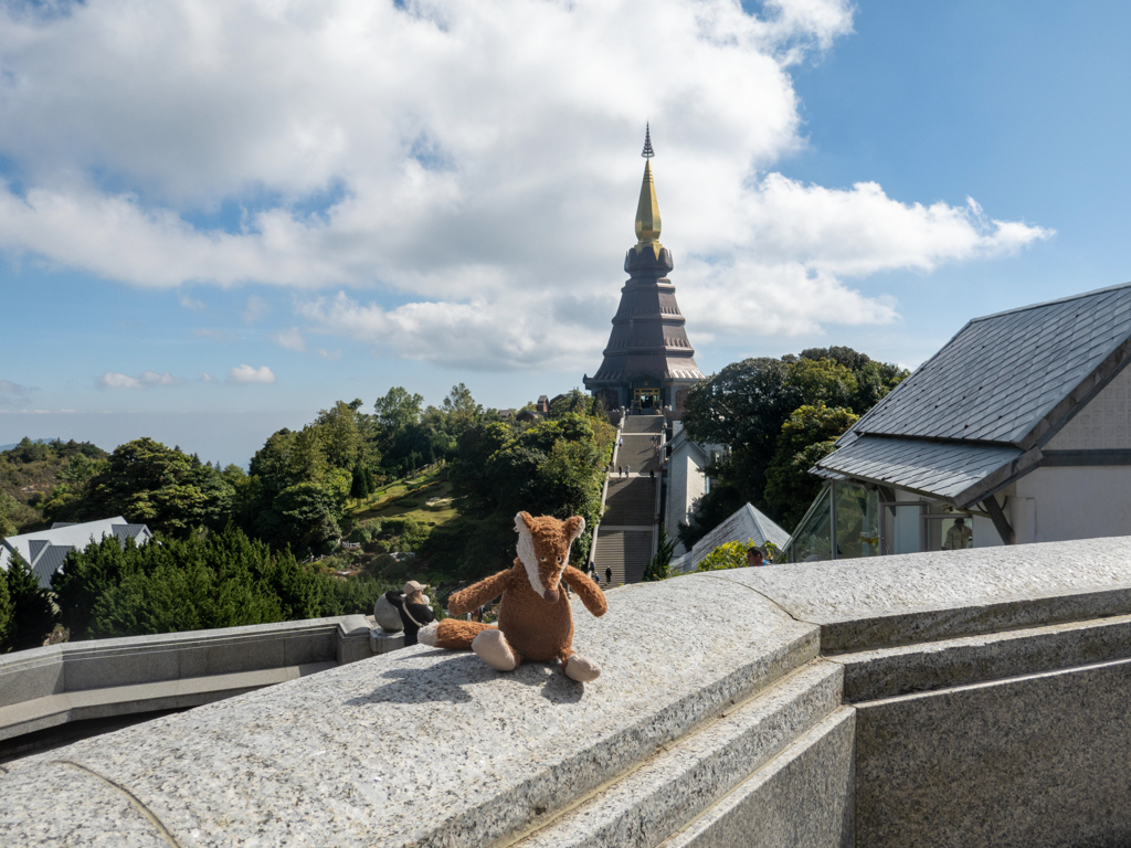 Mo auf der Brüstung der Königinnenpagode, dahinter die Königspagode