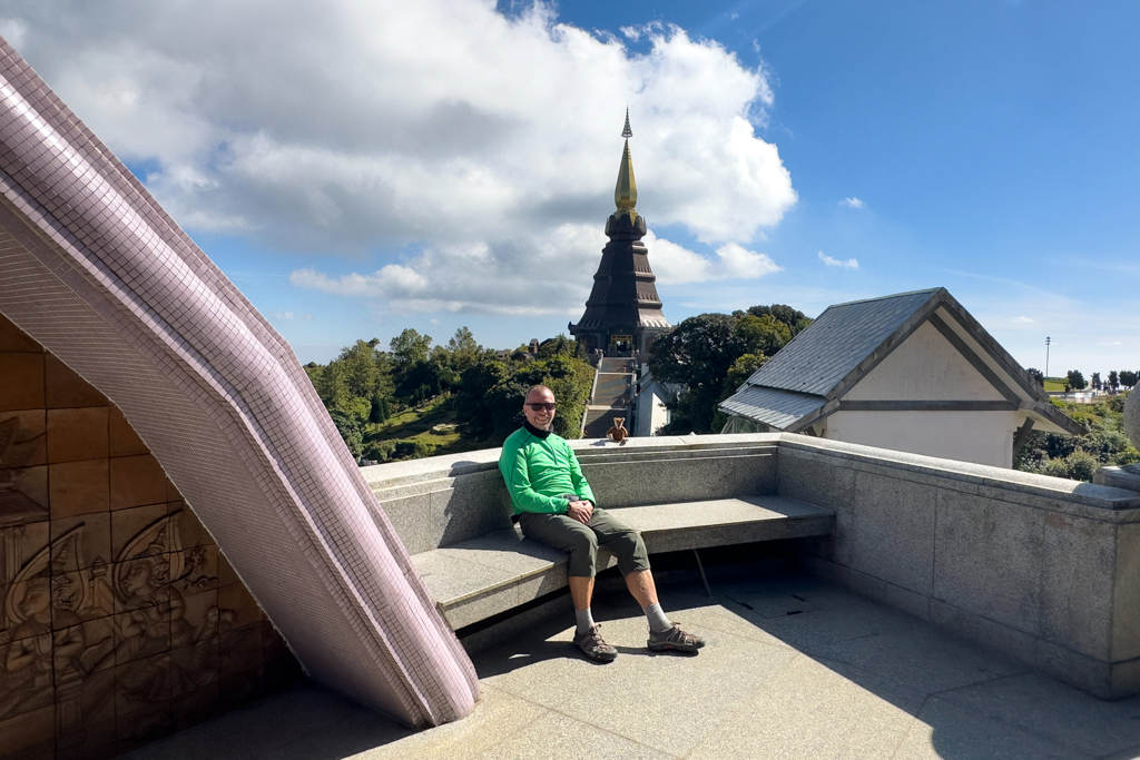 JoMo auf der Brüstung der Königinnenpagode, dahinter die Königspagode