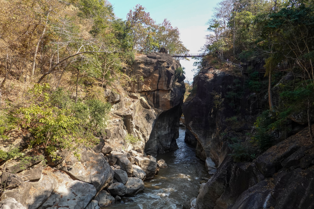 Eine Brücke über den Mae Chaem River, der durch den Nationalpark fliesst