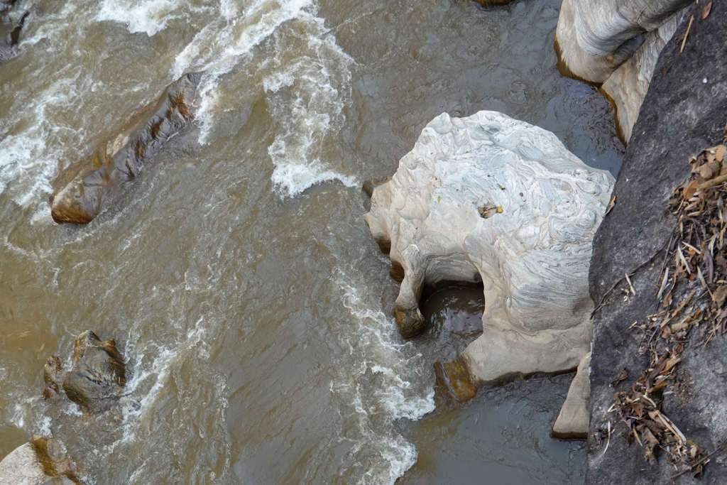 Ausgewaschene Steine im Flussbett des Mae Chaem Rivers