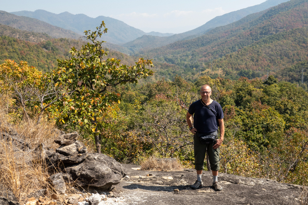 Jo auf dem Aussichtspunkt der Wanderung durch den Op Luang Nationalpark