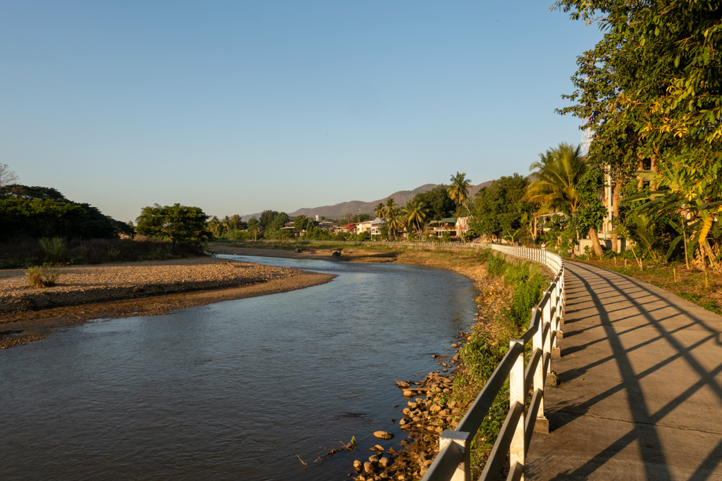 Spazierweg entlang des Yuam Rivers in Mae Sariang