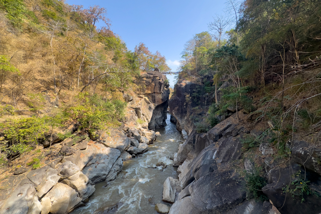 Eine Brücke über den Mae Chaem River, der durch den Nationalpark fliesst