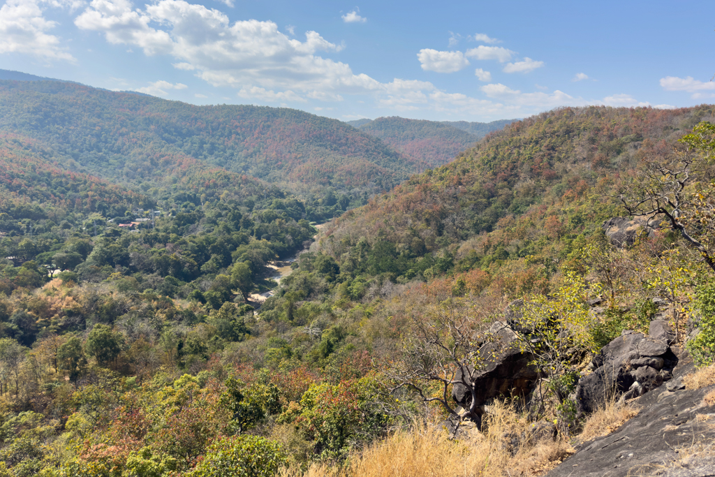 Blick von Aussichtspunkt der Wanderung im Op Luang Nationalpark auf das grüne hügelige Umland