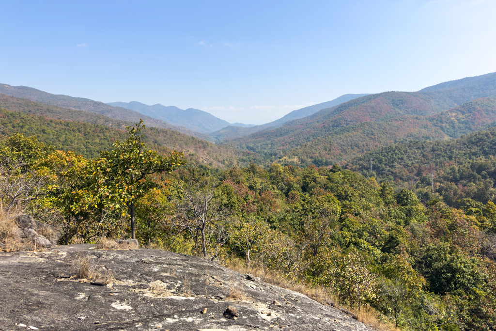 Blick von Aussichtspunkt der Wanderung im Op Luang Nationalpark auf das grüne hügelige Umland