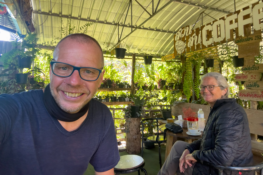 JoMa geniessen eine Pause in einer kleinen grünen Café-Oase