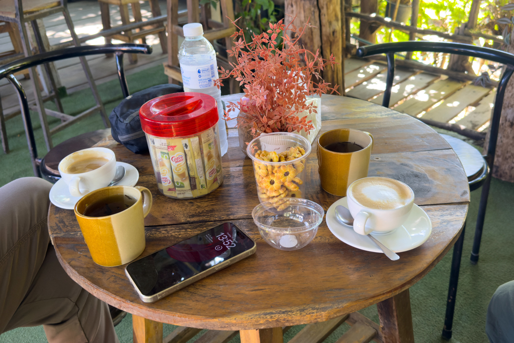 JoMa geniessen eine Pause in einer kleinen grünen Café-Oase