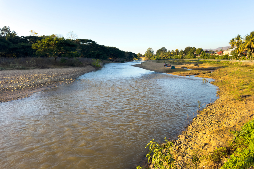 Spazierweg entlang des Yuam Rivers in Mae Sariang