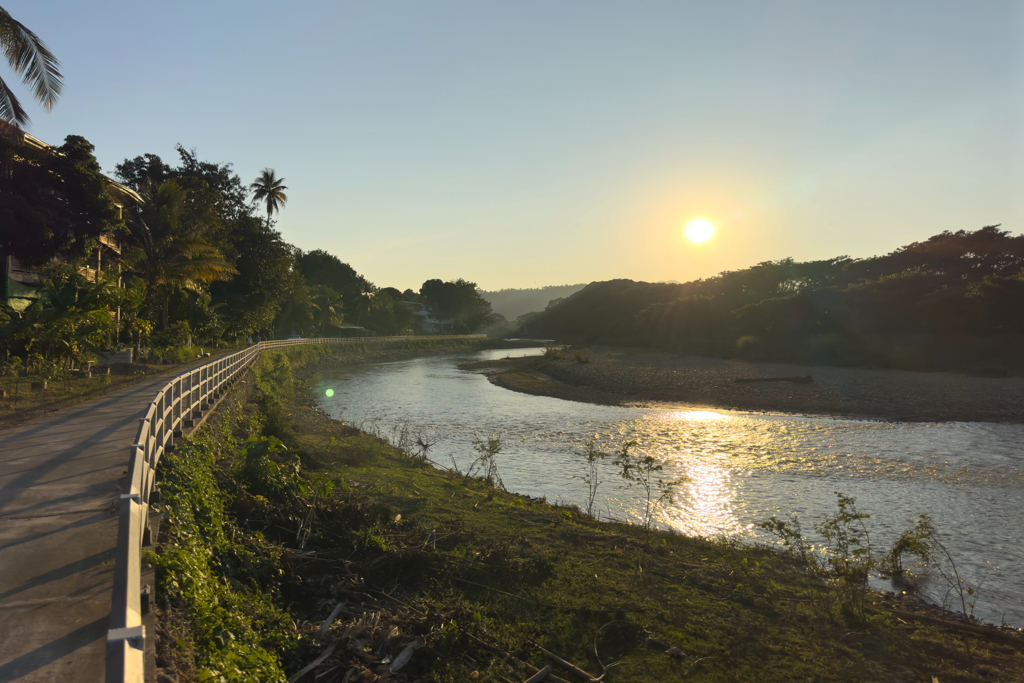 Spazierweg entlang des Yuam Rivers in Mae Sariang