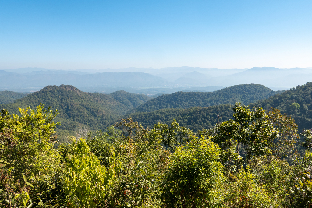 Aussicht auf Maesariang und die grünen Hügel vom Budercha Aussichtspunkt im Salawin Nationalpark