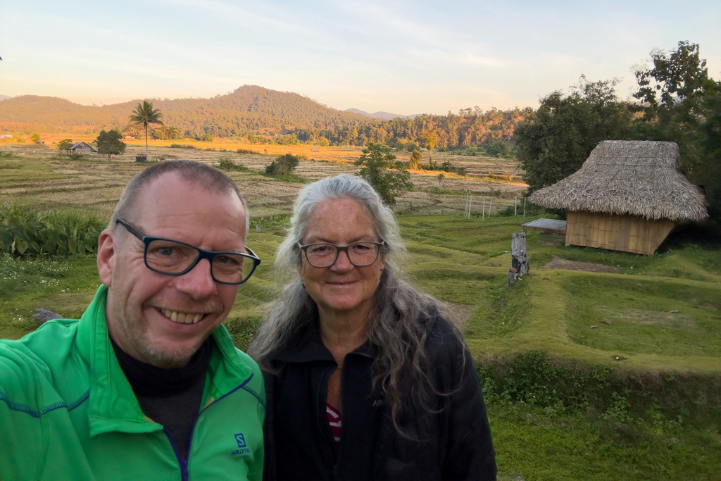 JoMa Selfie im kleinen Restaurant in Mae Ngao mit Blick auf Felder und Natur