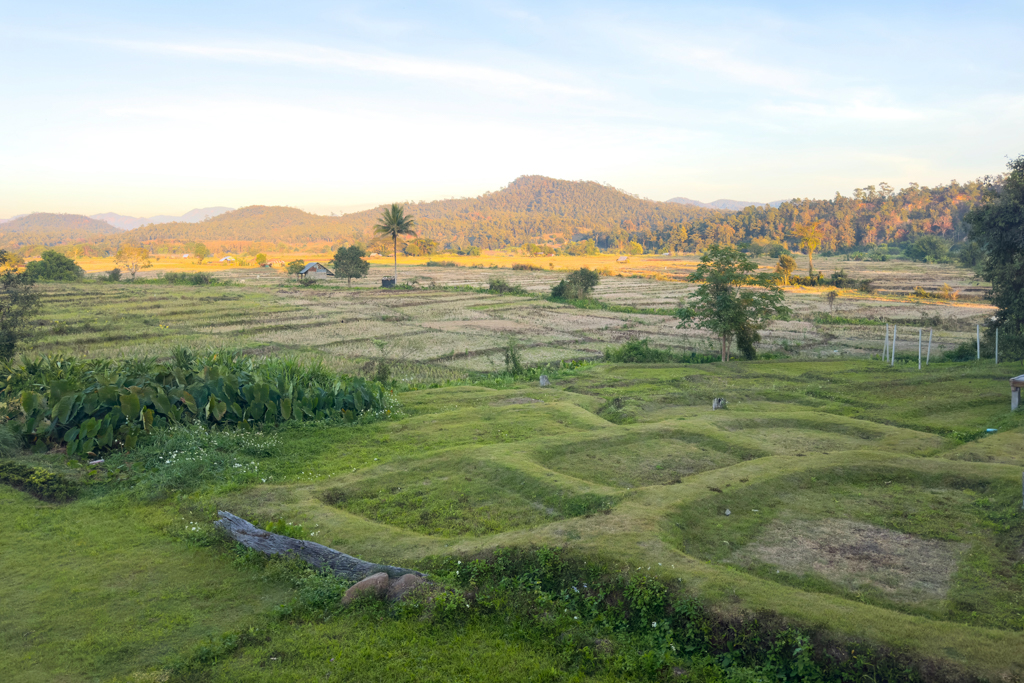 im kleinen Restaurant in Mae Ngao mit Blick auf Felder und Natur