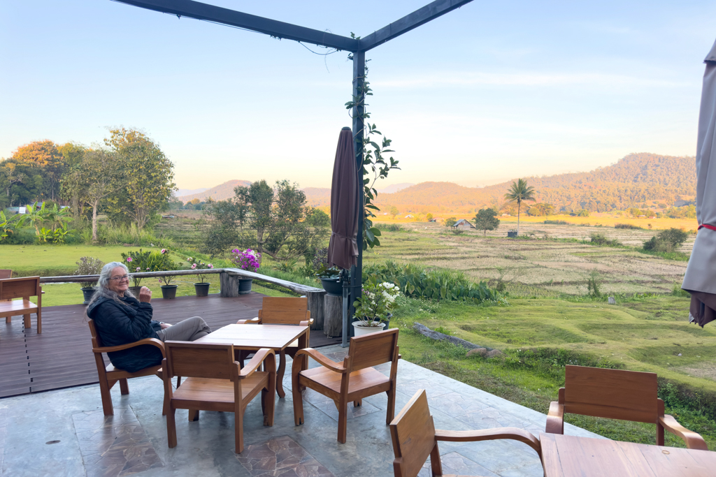 Ma im kleinen Restaurant in Mae Ngao mit Blick auf Felder und Natur