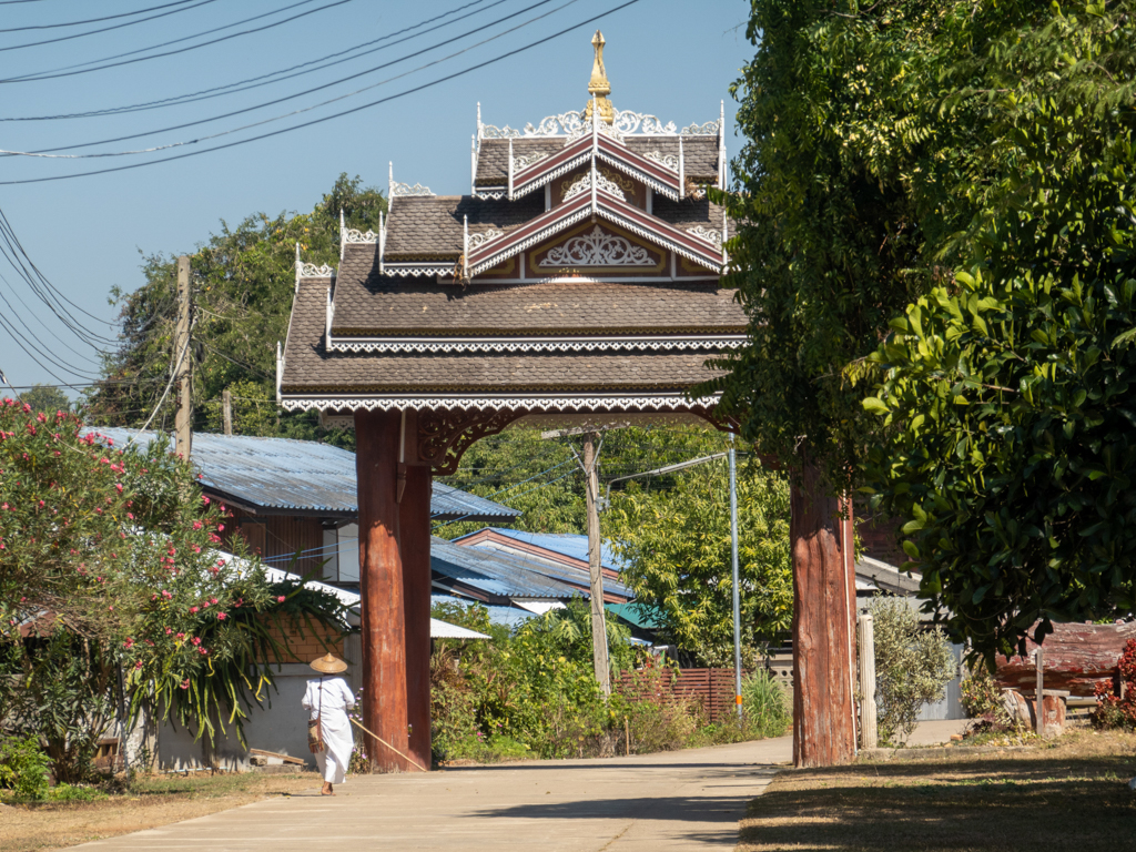 Eine Thai Frau in ihrer weissen Tracht. Wie aus einer anderen Zeit gefallen