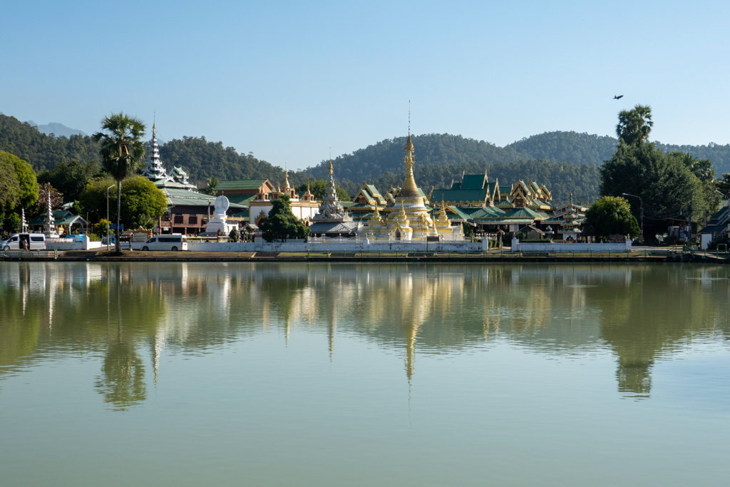 eine kleine Tempelanlage hier in Meng Hong Son am künstlichen See