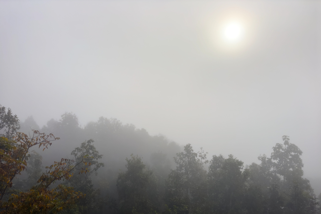 Morgennebel mit aufgehender Sonne in Mae Ngao