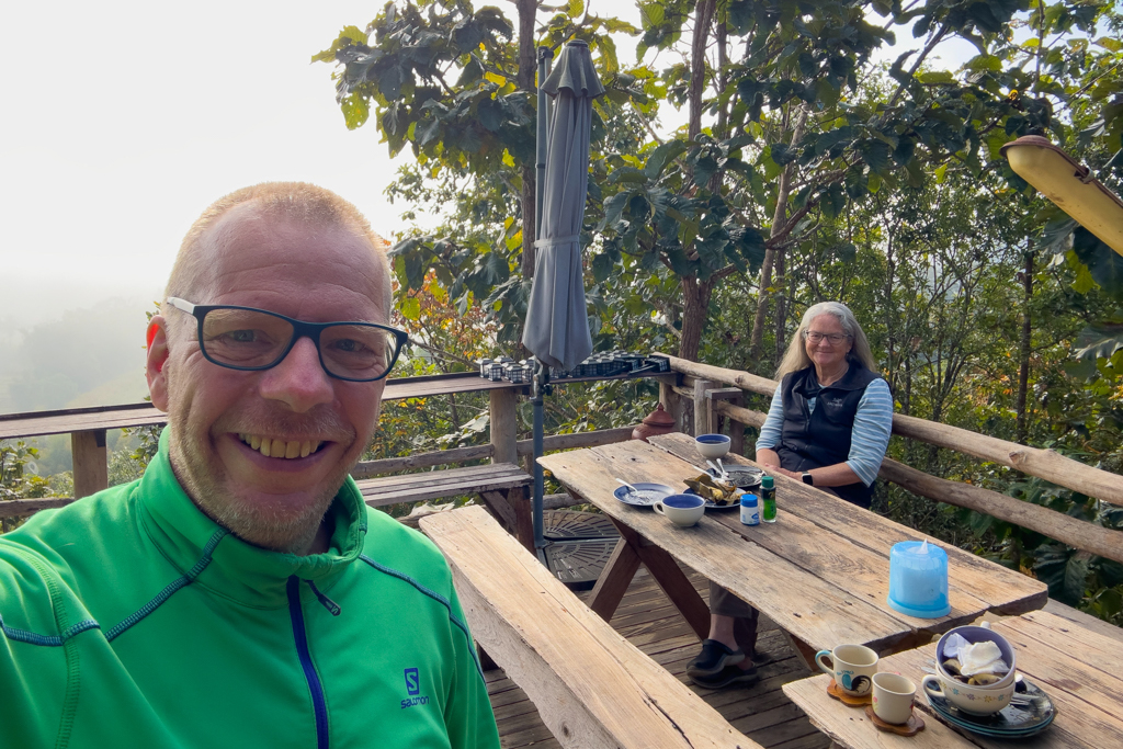 JoMa Selfi beim Zmorge. Noch ist der Nebel um uns herum