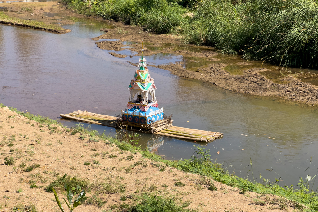 Am Rande der Tempelanlage im kleinen Fluss ein Schrein auf einem Bambusfloss