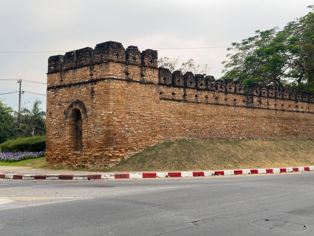 Ein Stück der alten Stadtmauer von Chiang Mai; heute nur noch ein Relikt aus vergangener Zeit