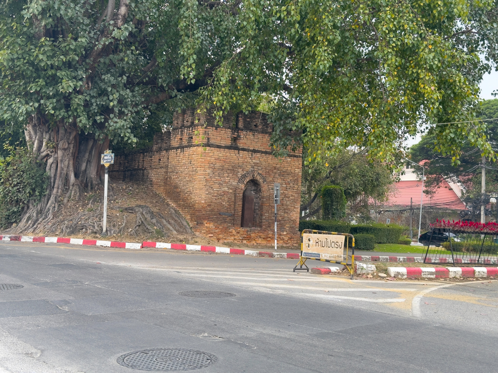 Ein Stück der alten Stadtmauer von Chiang Mai; heute nur noch ein Relikt aus vergangener Zeit