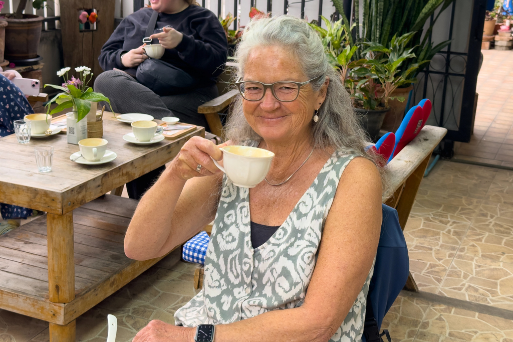 Wir sitzen im kleinen Coffee plus Café; Ma erfreut sich an ihrem Cappuccino