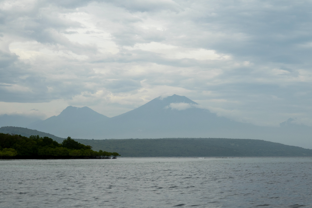 Vom Meer aus sehen wir auch die immer wieder wolkenverhangen Vulkane der Inseln..