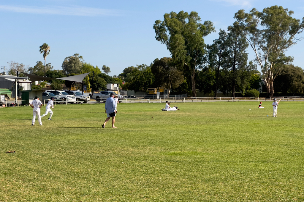 Die Jugend trainiert am frühen Samstagmorgen fleissig Cricket...