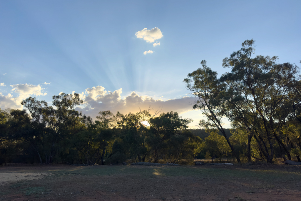 Sonnenuntergang hinter den Wolken im Cocoparra National Park