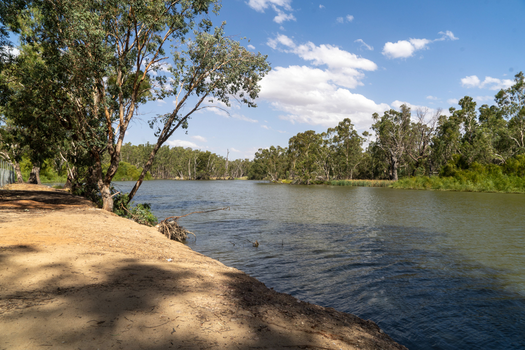 Ein Teil des Murrumbidgee River schlängelt sich um den Campground Gogledrie Weir herum