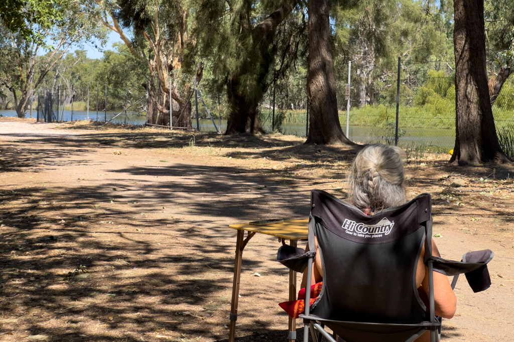 Ma geniesst entspannt die Flusslandschaft am Campground