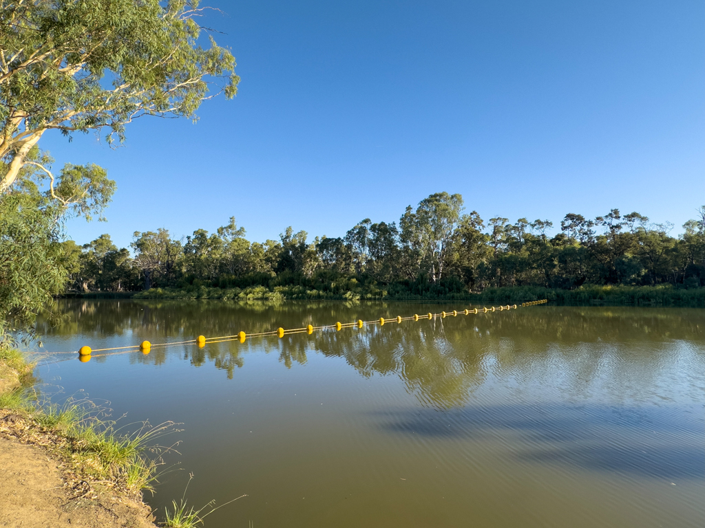 Der sanft dahinfliessende Murrumbidgee River kurz vor dem Stauwehr